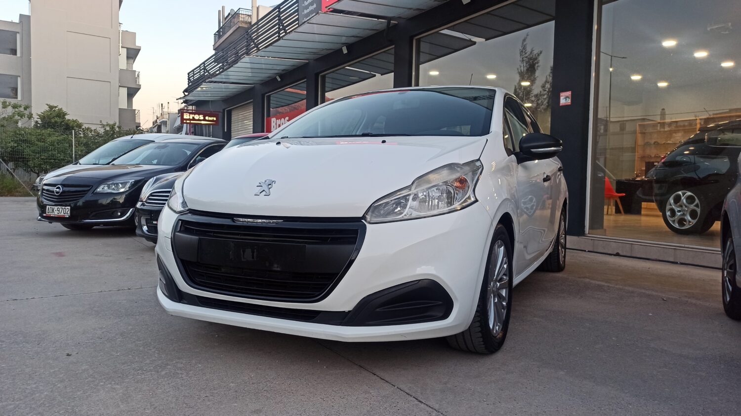 Peugeot 208 - Image 2