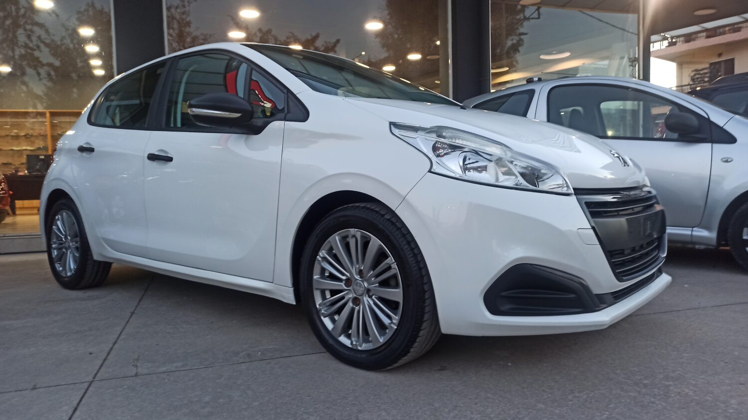 Peugeot 208 - Image 13