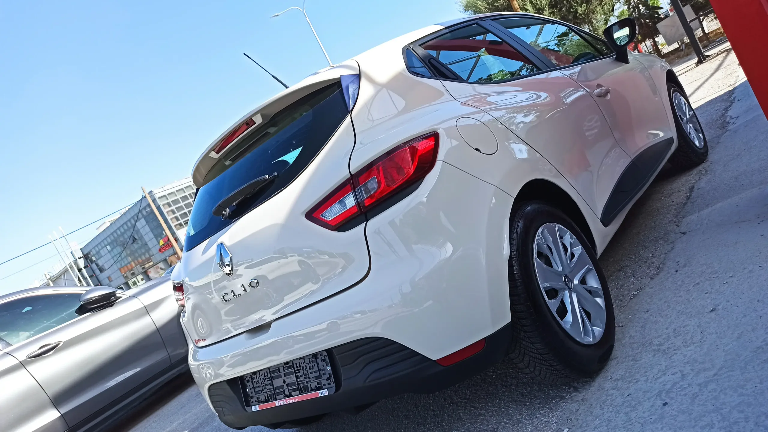 Renault Clio - Image 22