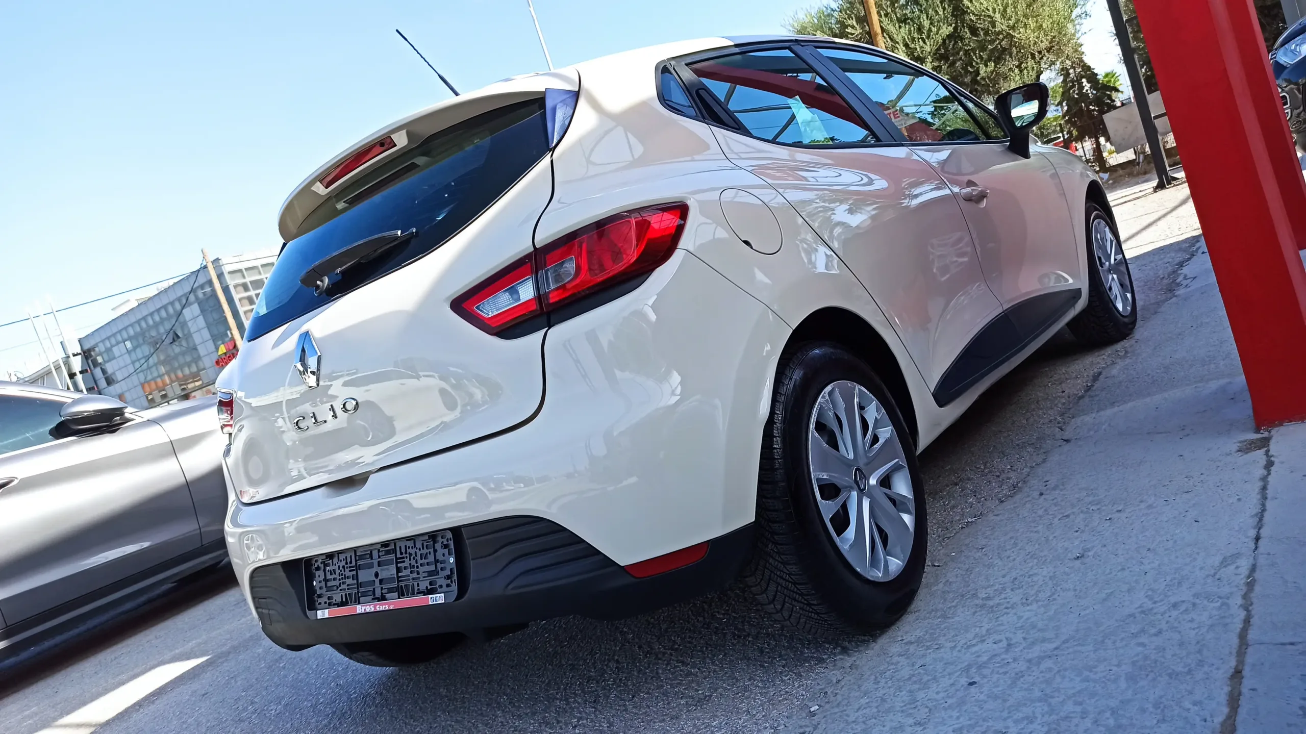 Renault Clio - Image 23