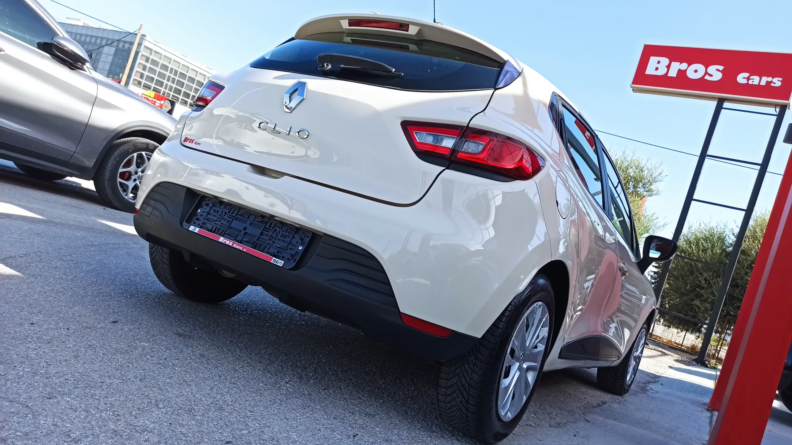 Renault Clio - Image 25
