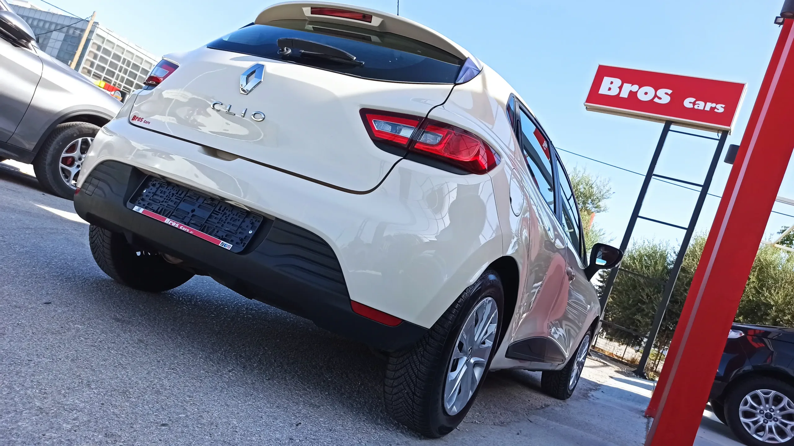 Renault Clio - Image 26