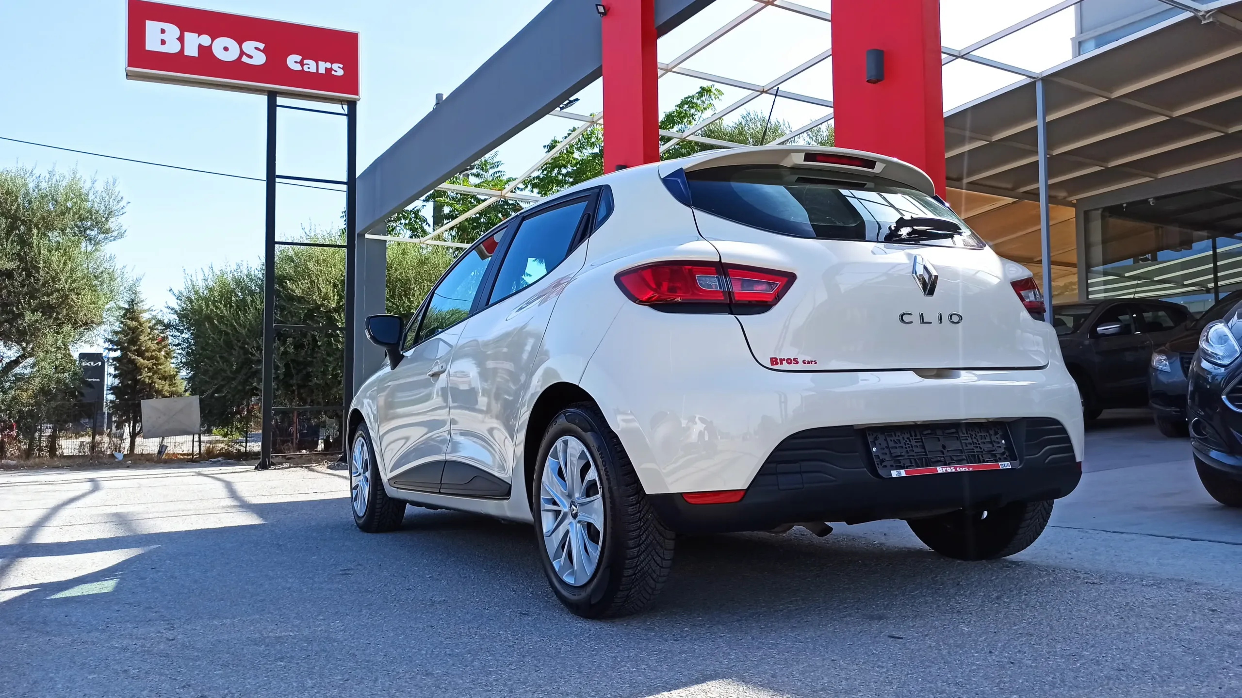 Renault Clio - Image 32