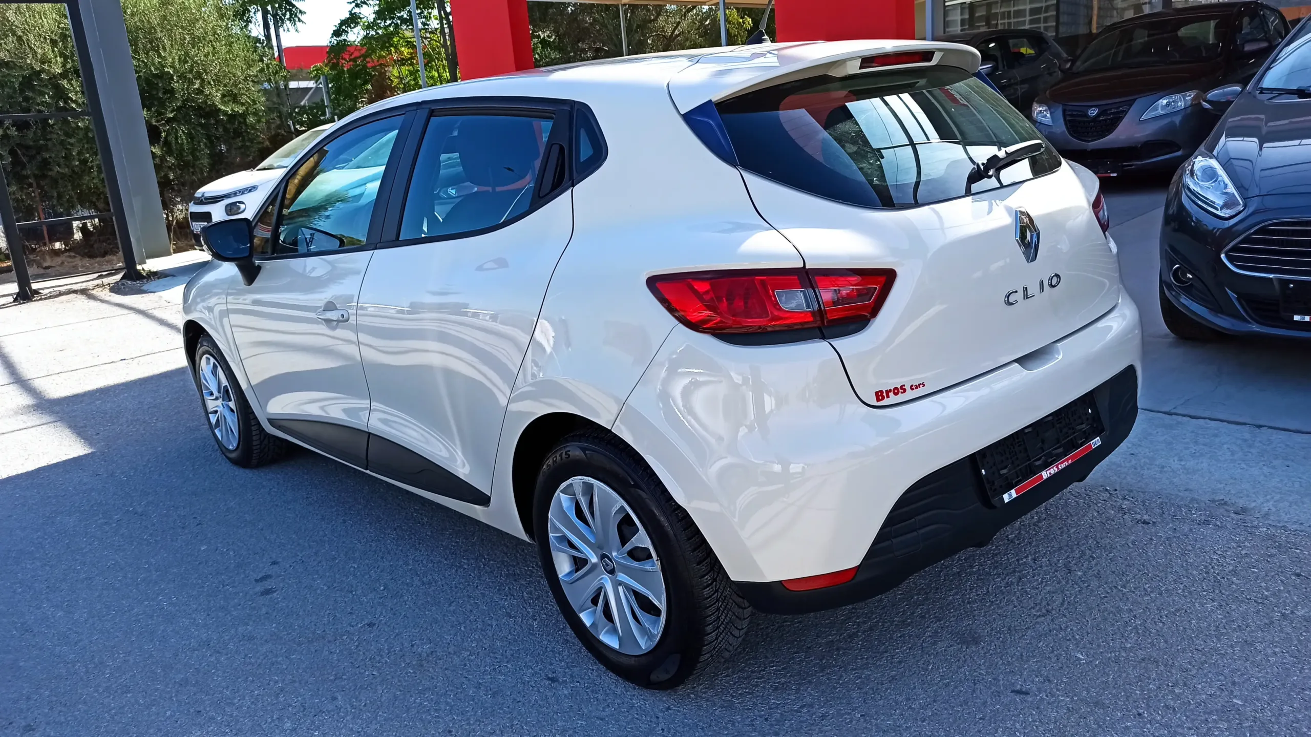 Renault Clio - Image 36