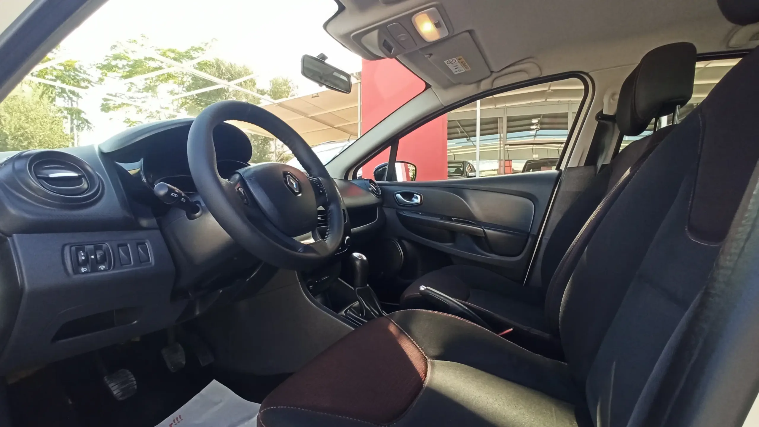 Renault Clio - Image 37