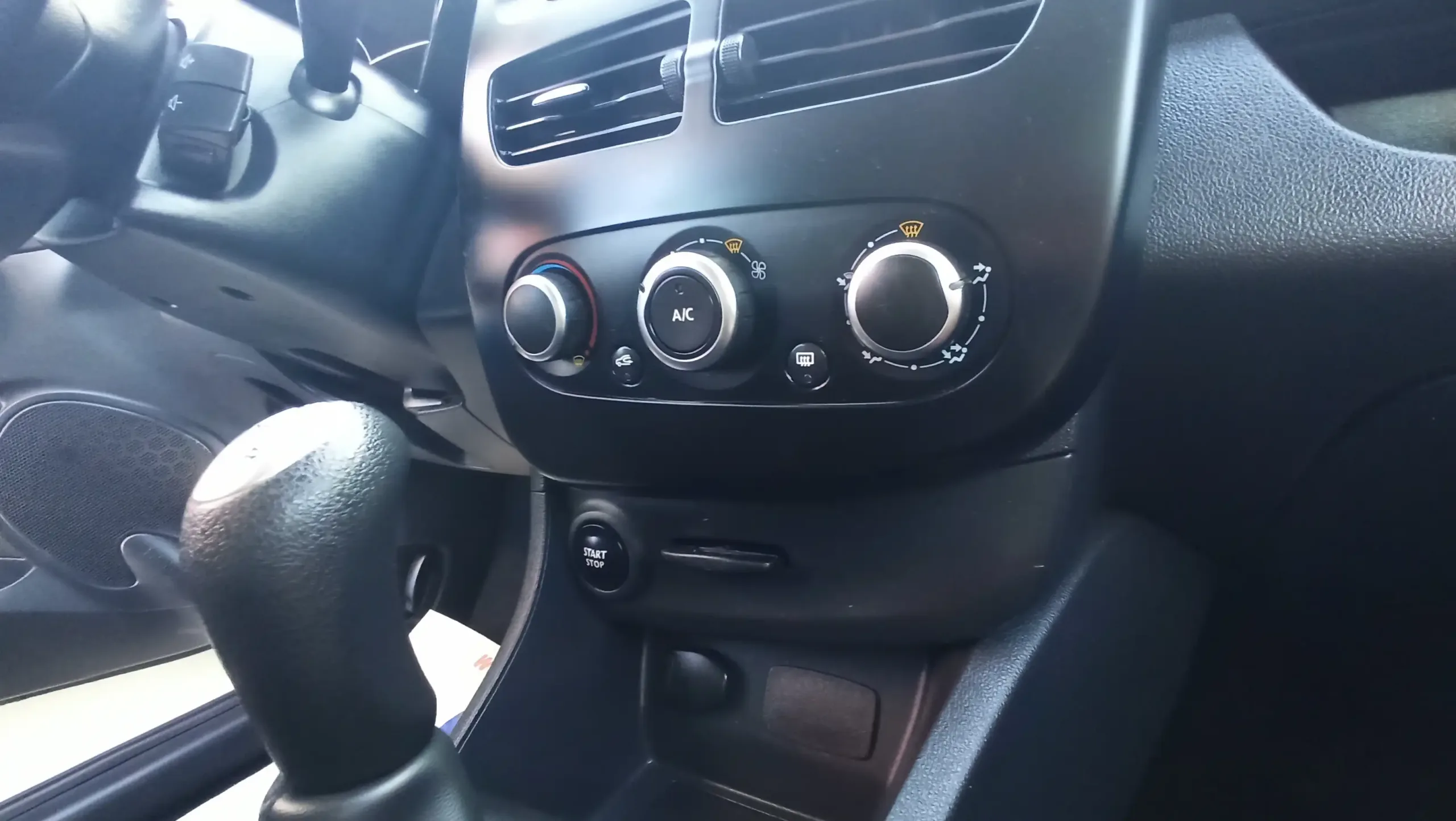 Renault Clio - Image 45
